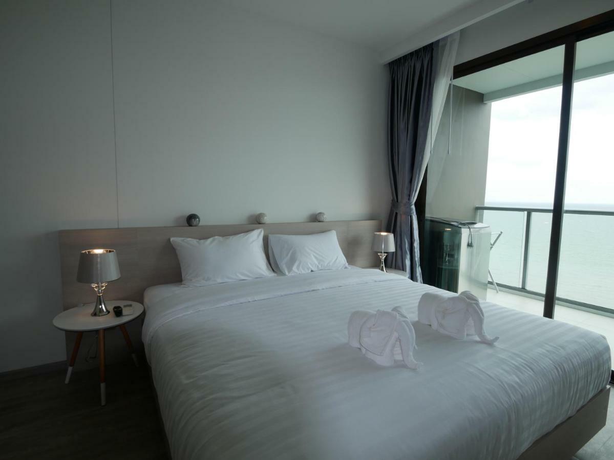 Aeras - The Ultimate Beachfront Experience Jomtien Beach Esterno foto