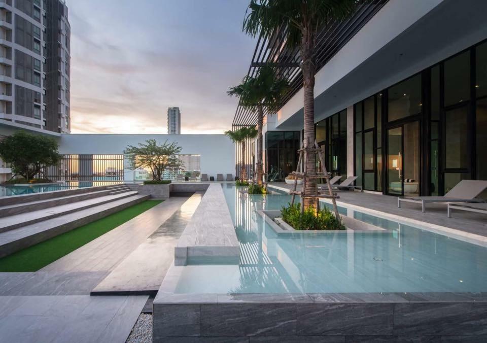 Aeras - The Ultimate Beachfront Experience Jomtien Beach Esterno foto