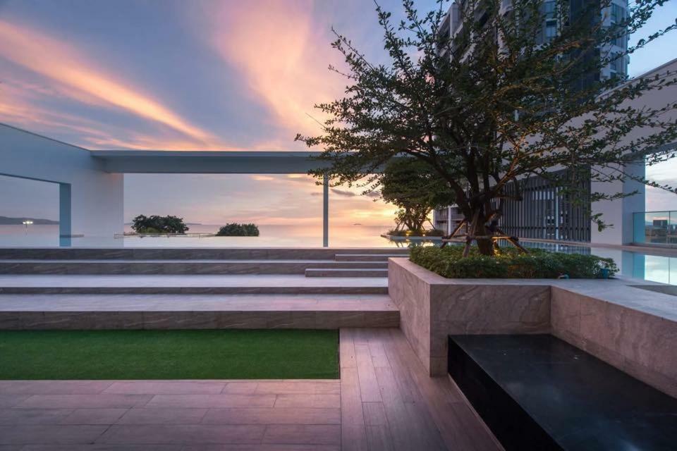 Aeras - The Ultimate Beachfront Experience Jomtien Beach Esterno foto