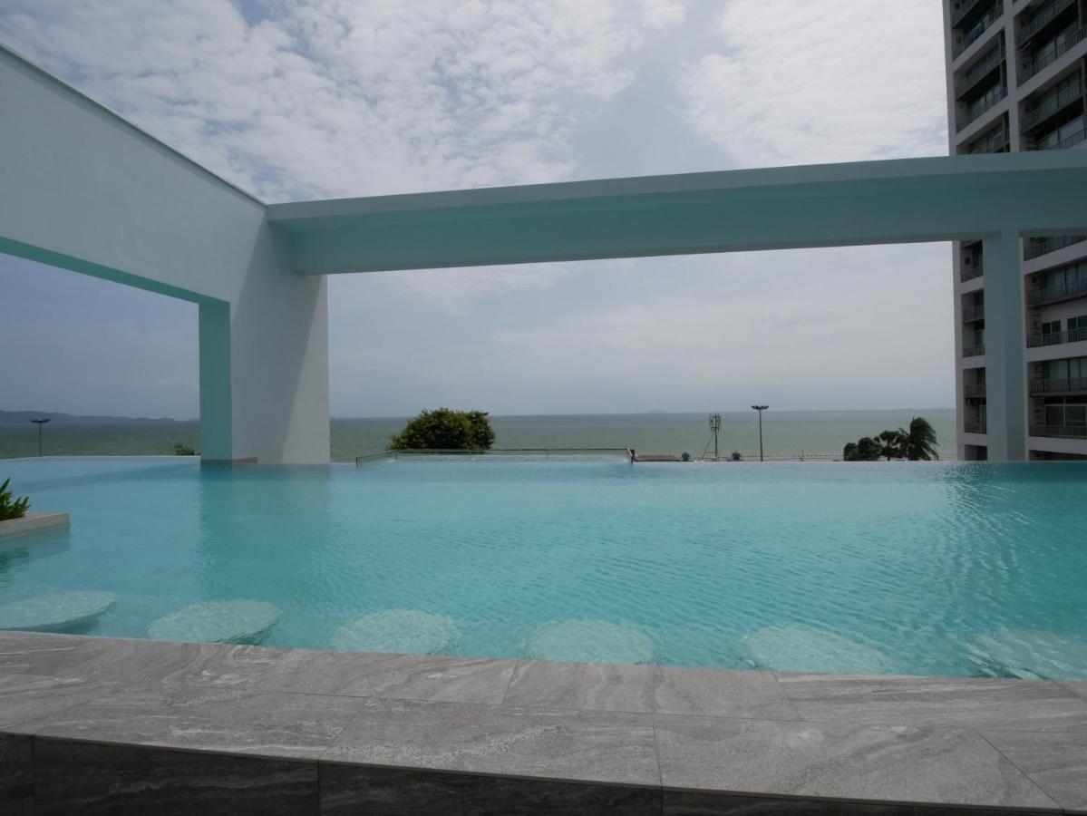 Aeras - The Ultimate Beachfront Experience Jomtien Beach Esterno foto